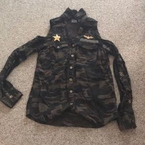 Soho Jeans Camo cold shoulder button down top XS